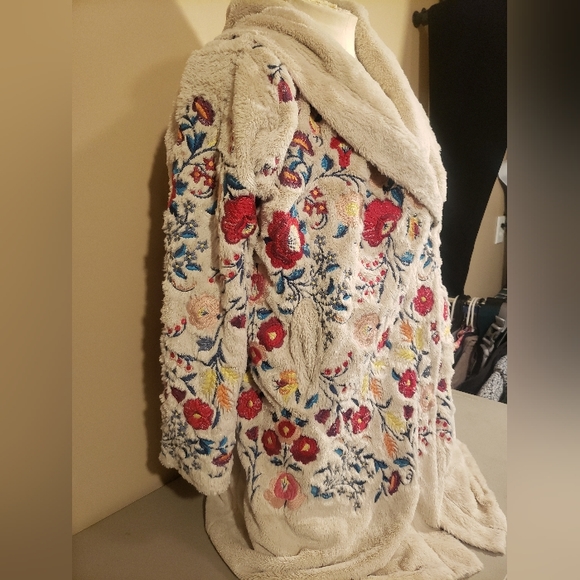 COPY - Johnny Was Gena Floral Embroidered Faux-Fur Coat Womens Medium - Picture 3 of 15